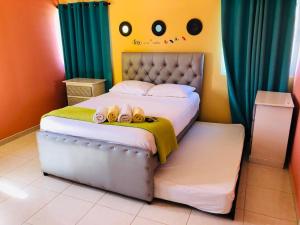 Un pat sau paturi într-o cameră la Playa Dorada Mountainview Villa