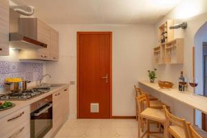 A kitchen or kitchenette at The Palm