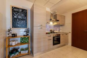 A kitchen or kitchenette at The Palm