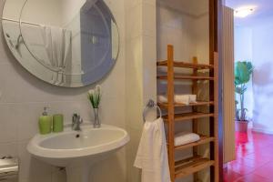 A bathroom at The Palm Még 26 kép