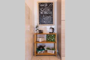 A kitchen or kitchenette at The Palm