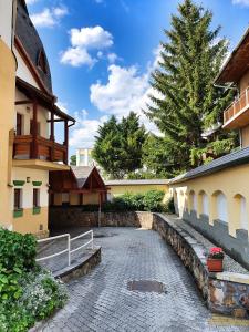 eine Kopfsteinpflasterstraße vor einem Gebäude in der Unterkunft Pannonia Apartman in Esztergom