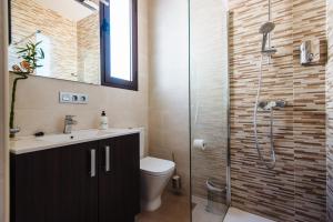 a bathroom with a shower and a toilet and a sink at Hostly Plaza de Armas Lightfull loft-Center-Parking op-CLess in Seville