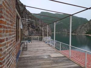 Galería fotográfica de Rozafa Ferry & Accommodation en Koman 15 fotos más
