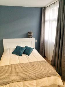 Llit o llits en una habitació de Appartement de Goût T3 42m2 Résidence Calme Privée avec Parking au Centre de Vannes