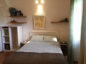 een slaapkamer met een bed in een kamer bij City center blue sky house in Postojna