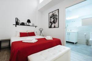 セビリアにあるHostly O'DONNELL A Center-Fibre-Parking Optionalのベッドルーム1室(赤い毛布付きのベッド1台付)