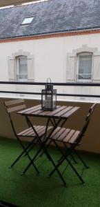 una mesa de picnic y una silla en el patio en Grand T3 Neuf Résidence Centre Proche Gare Vannes, en Vannes