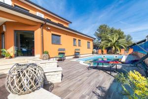 un cortile con piscina e una casa di Villa Veronica with great sea view & private pool - calm & relax holidays in Istria a Peroj
