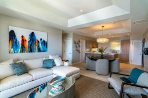 un salon avec un canapé et une table dans l'établissement Rose Quartz Condo Suite Grenada, à Egmont