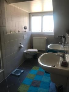 een badkamer met een wastafel en een toilet bij Ferienwohnung Matti in Butjadingen