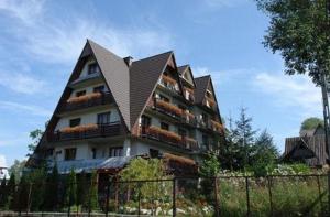 um grande edifício com um telhado em cima em Willa Grzesiczek em Zakopane