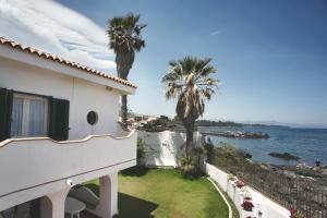 une maison avec vue sur l'eau dans l'établissement villa stella del mare, à Acireale