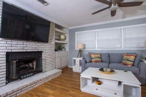 uma sala de estar com lareira e televisão de ecrã plano em Elliott Point Vacation Home em Fort Walton Beach