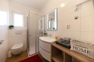 ein Badezimmer mit Waschbecken, Toilette und Dusche in der Unterkunft Apartmani Branka Murter in Murter + 37 Fotos