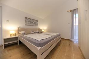 Ein Bett oder Betten in einem Zimmer der Unterkunft Apartmani Branka Murter
