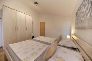 Ein Bett oder Betten in einem Zimmer der Unterkunft Apartmani Branka Murter