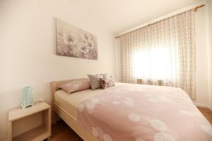 Ein Bett oder Betten in einem Zimmer der Unterkunft Apartmani Branka Murter