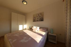 Ein Bett oder Betten in einem Zimmer der Unterkunft Apartmani Branka Murter