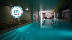 a swimming pool with a sign that says clean and safe at Monte Filipe Hotel in Alpalhão