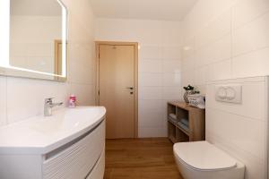Ein Badezimmer in der Unterkunft Apartmani Branka Murter