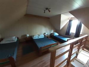 Habitación en el ático con 2 camas y ventana en Siedlisko Bieszczadzkie 2, en Lutowiska