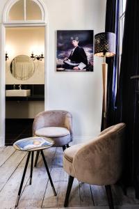 a living room with a chair and a table at Au Velocipede in Saint-Valery-sur-Somme