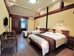 Postel nebo postele na pokoji v ubytování Shaoxing Laotaimen Luxun Native Place Youth Hostel
