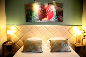 um quarto de hotel com uma cama com duas almofadas em Hotel Best Western Anjou Lafayette em Paris
