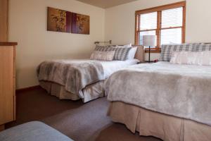 1 dormitorio con 2 camas y ventana en The Gant en Aspen