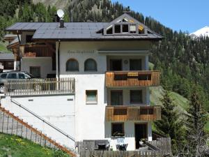 um grande edifício branco com varandas numa montanha em Haus Bergkristall em Samnaun