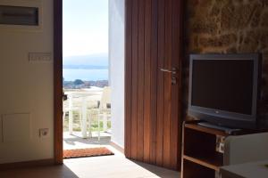 A television and/or entertainment centre at Pedra da Lan - una casita de piedra