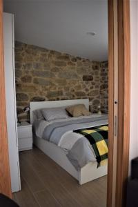 מיטה או מיטות בחדר ב-Pedra da Lan - una casita de piedra