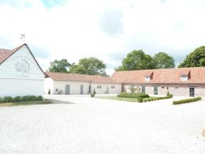 um grande edifício branco com um telhado vermelho em Hotel Le Clos De La Prairie em Gouy-Saint-André