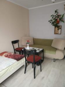 una stanza con un letto, un tavolo e delle sedie di Pokoje u Gabi a Bytów
