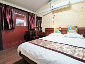 Postel nebo postele na pokoji v ubytování Shaoxing Laotaimen Luxun Native Place Youth Hostel