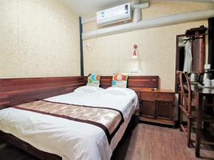 Postel nebo postele na pokoji v ubytování Shaoxing Laotaimen Luxun Native Place Youth Hostel