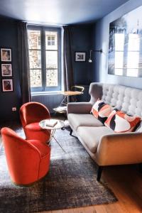 a living room with a couch and chairs at La Femme d'à Côté in Saint-Valery-sur-Somme