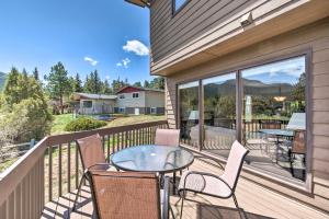 een terras met een tafel en stoelen op een balkon bij Fireplace and Mtn Views Estes Park Home with Deck! in Estes Park