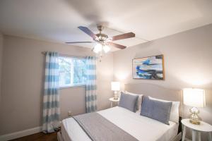 a bedroom with a bed and a ceiling fan at The Victor Apartments By Lowkl in Fort Lauderdale