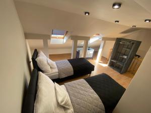 Ένα ή περισσότερα κρεβάτια σε δωμάτιο στο Apartament Dwupoziomowy - klimatyzacja