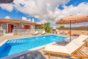 uma villa com uma piscina e uma casa em Pothos Villas em Zakynthos Town
