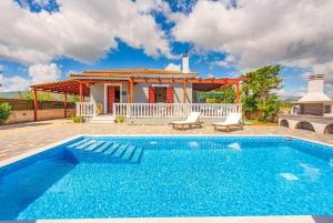Bazén v ubytovaní Pothos Villas alebo v jeho blízkosti
