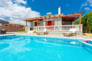 Bazén v ubytovaní Pothos Villas alebo v jeho blízkosti