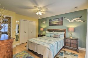 1 dormitorio con 1 cama con pájaros en la pared en Family-Friendly Beach Condo 1 Block to Shore!, en Myrtle Beach