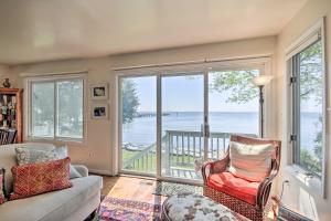 sala de estar con vistas al océano en Luxe Chesapeake Bay Getaway Less Than 20 Mi to Annapolis!, en Shady Side