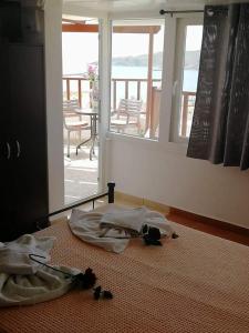- deux parasols à l'étage dans une chambre avec balcon dans l'établissement Diana, à Ermoúpoli