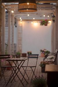 patio ze stołem, krzesłami i światłami w obiekcie Siedem Łanów w mieście Radków