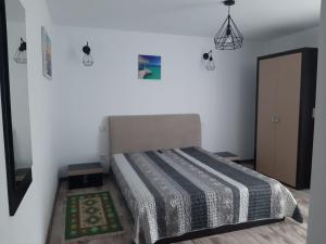 Ένα ή περισσότερα κρεβάτια σε δωμάτιο στο Casa Dumitru