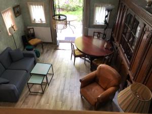 sala de estar con sofá, mesa y sillas en Cozy Cottage, en Utrecht